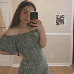 Meet your Posher, Larissa